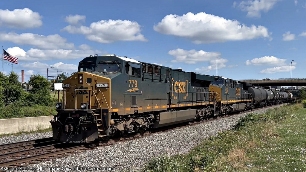 CSX 779 leads M369.